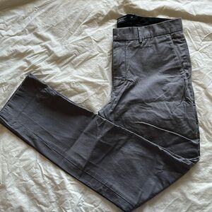 Very lightly worn - Club Monaco Connor Chinos, Modern Slim Fit 32/30